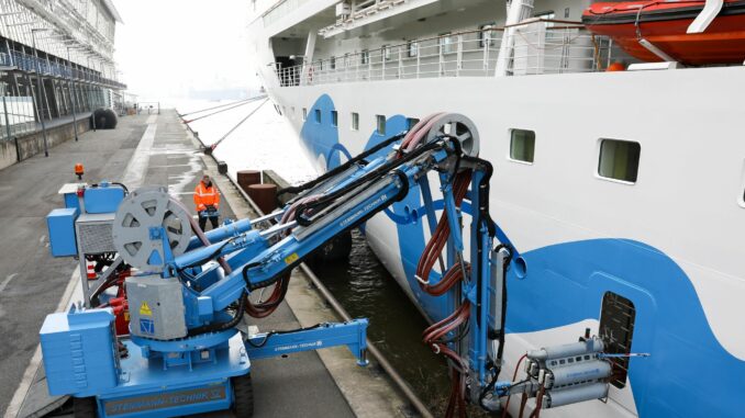 Landstromanlage Ein Kreuzfahrtschiff wird im Hamburger Hafen mit Landstrom versorgt. (Archivbild)