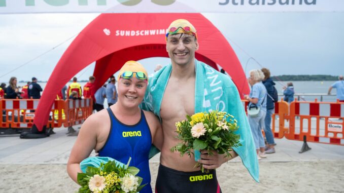 60. Sundschwimmen vor Rügen Knapp 1.100 Teilnehmerinnen und Teilnehmer machten beim Sundschwimmen mit.