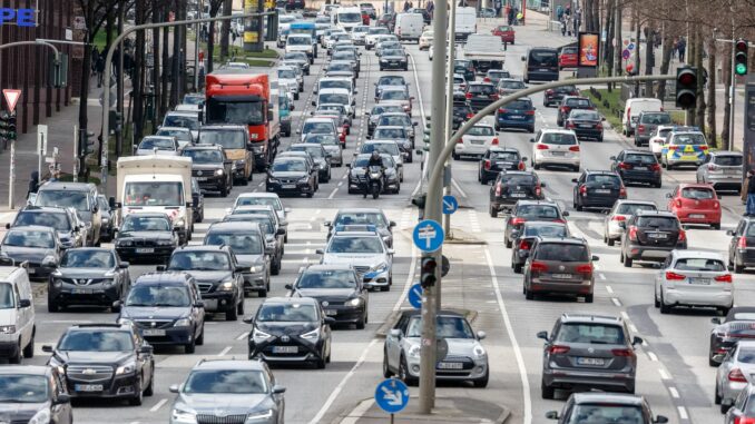 Nach der Ludwig-Erhard-Straße wird nun mit der Willy-Brand-Straße auch der letzte Abschnitt der wichtigen Hamburger Ost-West-Verkehrsverbindung instand gesetzt. (Archivbild)