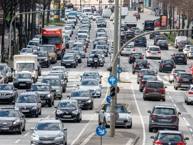 Nach der Ludwig-Erhard-Straße wird nun mit der Willy-Brand-Straße auch der letzte Abschnitt der wichtigen Hamburger Ost-West-Verkehrsverbindung instand gesetzt. (Archivbild)