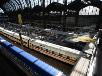 Ein Sprecher der Deutschen Bahn zeigte sich zuversichtlich, dass sich der Zugverkehr im Laufe des Tages vollständig normalisiert.