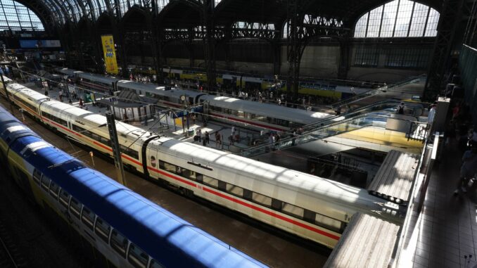 Ein Sprecher der Deutschen Bahn zeigte sich zuversichtlich, dass sich der Zugverkehr im Laufe des Tages vollständig normalisiert. 