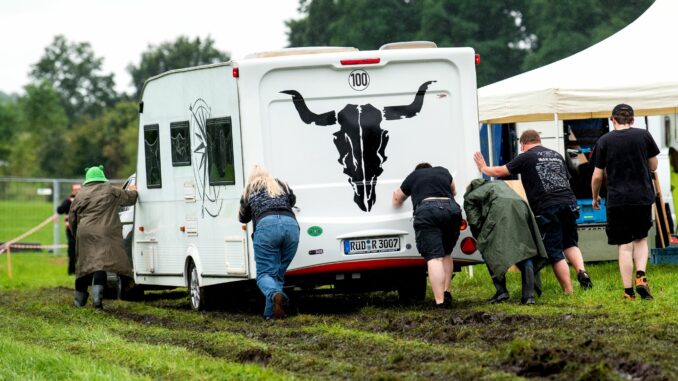 Anreise Wacken Open Air Die Metalheads lassen sich von einer frühen Anreise nach Wacken auch vom regnerischen Wetter nicht abschrecken.