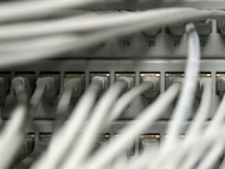 Die Polizei in Osnabrück ermittelt gegen fünf junge Männer, die durch Telefonmanipulationen die Arbeit von Polizeistationen gestört haben sollen. (Symbolfoto)