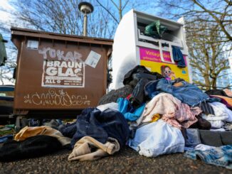 Wilde Müllkippen neben Altkleider-Containern sind ein Problem in vielen Städten. (Symbolbild)