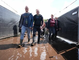 Bundesumweltminister Carsten Schneider (SPD, rechts) und sein schleswig-holsteinischer Amtskollege Tobias Goldschmidt (Grüne) werben auf dem Wacken Open Air für den Moorschutz.