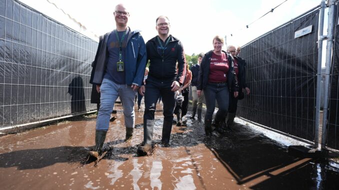 Fortsetzung Wacken Open Air Bundesumweltminister Carsten Schneider (SPD, rechts) und sein schleswig-holsteinischer Amtskollege Tobias Goldschmidt (Grüne) werben auf dem Wacken Open Air für den Moorschutz.