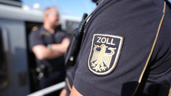 Zoll stellt Jahresbilanz 2024 vor Zollfahnder aus Hamburg hatten die Büros am Dienstag durchsucht. (Archivbild)