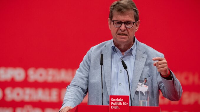 SPD-Bundesparteitag Eine Protestaktion in Neumünster richtet sich gegen die Ausladung von Ralf Stegner bei einer Veranstaltung der örtlichen SPD. (Archivfoto)