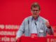 Eine Protestaktion in Neumünster richtet sich gegen die Ausladung von Ralf Stegner bei einer Veranstaltung der örtlichen SPD. (Archivfoto)