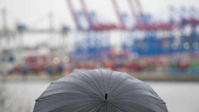 Regenwetter in Hamburg Die zweite Wochenhälfte zeigt sich wechselhaft - auch Gewitter werden erwartet. (Symbolbild)