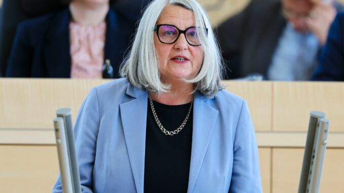 Dorit Stenke Bildungsministerin Dorit Stenke steht zum Kompromiss der Länder zu den Sommerferien. (Archivbild)