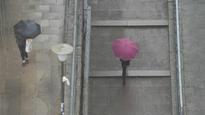 Regen in Hamburg Nirgendwo in Deutschland war es im Juli so trüb wie in Hamburg. (Archivbild)