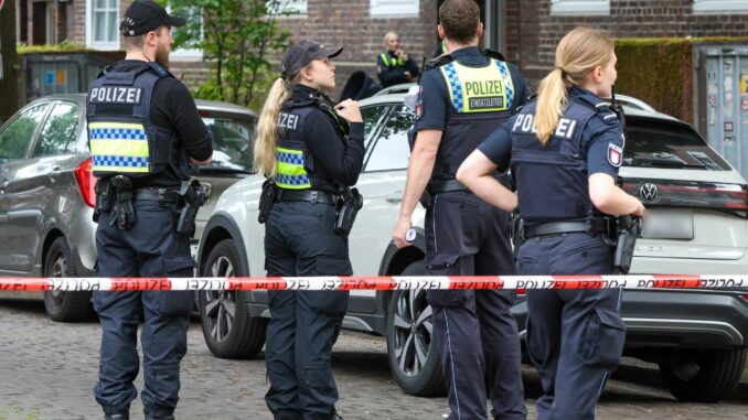 Tote nach mutmaßlicher Gewalttat in Hamburg Wegen eines Notfalls war die Polizei am Abend in Hamburg im Einsatz. (Symbolbild)