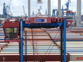 Ein Hubwagen fährt zwischen Containern im Hamburger Hafen umher. (Archivbild)