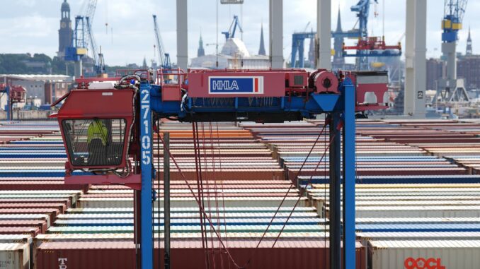 Containerterminal Ein Hubwagen fährt zwischen Containern im Hamburger Hafen umher. (Archivbild)