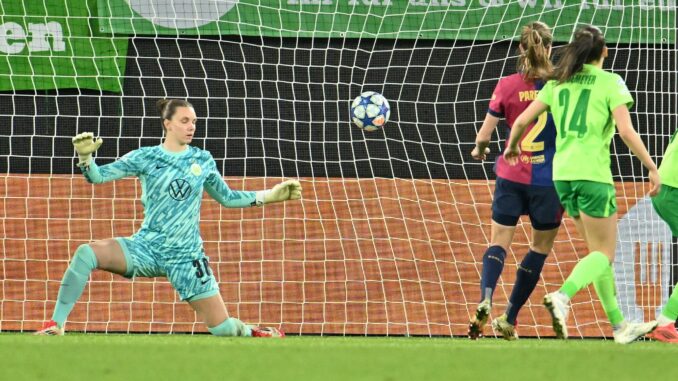 VfL Wolfsburg - FC Barcelona Wechselt zum WFC Arsenal: Die bisherige Wolfsburgerin Anneke Borbe (l).