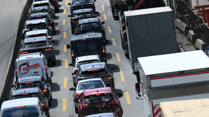 Stau auf der A7 Der ADAC erwartet am letzten Juli-Wochenende besonders viel Verkehr auf den Autobahnen von und zu den Urlaubsorten an Nord- und Ostsee. (Symbolbild)
