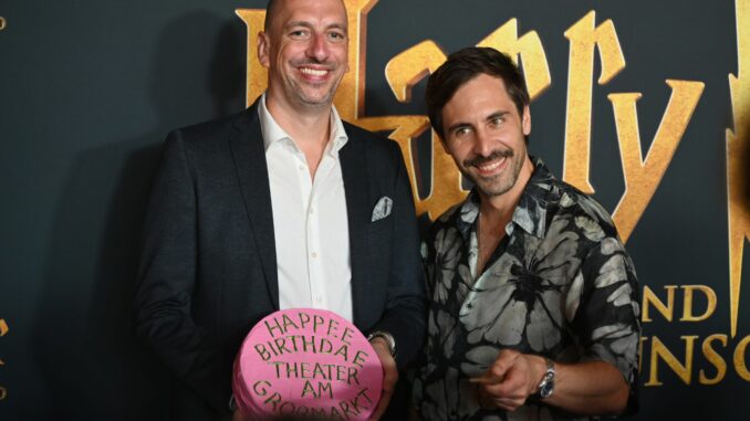 Theater am Großmarkt feiert zehnjähriges Jubiläum Marcel Neitzel, Leiter des Theaters am Großmarkt (l) und Max Giesinger, Sänger, stehen auf dem lilafarbenen Teppich im Theater am Großmarkt in Hamburg.