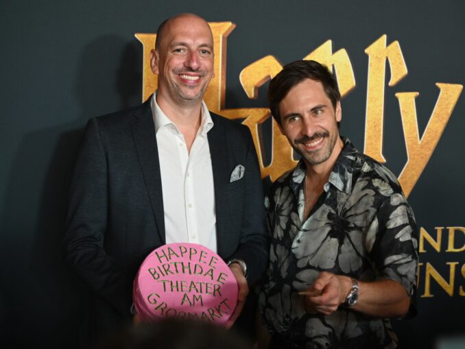 Marcel Neitzel, Leiter des Theaters am Großmarkt (l) und Max Giesinger, Sänger, stehen auf dem lilafarbenen Teppich im Theater am Großmarkt in Hamburg.
