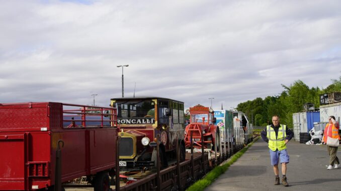 Am Nordlandkai wurden die rund 80 zum Teil historischen Zirkuswagen von Traktoren über eine Rampe vom Zug gezogen.