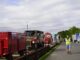 Am Nordlandkai wurden die rund 80 zum Teil historischen Zirkuswagen von Traktoren über eine Rampe vom Zug gezogen.