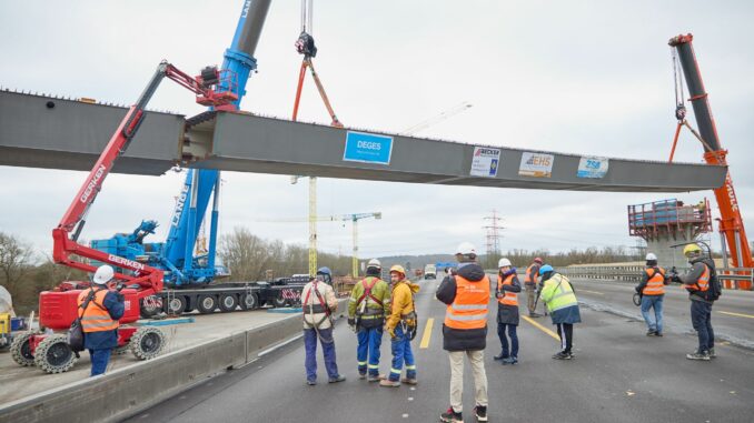 Die Bauarbeiten für den achtstreifigen Ausbau des 3,7 Kilometer langen Abschnitts der A7 haben rund viereinhalb Jahre gedauert. (Archivbild)