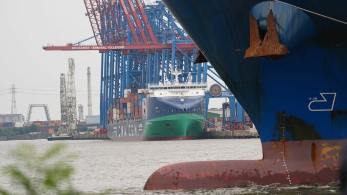 Um die Infrastruktur der deutschen Seehäfen zu sanieren und auszubauen, braucht es laut Branchenverband 15 Milliarden Euro vom Bund (Archivbild).