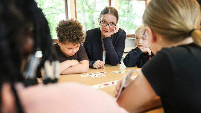 Schulsenatorin Bekeris besucht Lernferiengruppe Hamburgs Schulsenatorin Bekeris (SPD) tauscht sich mit Schulkindern aus.