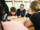 Hamburgs Schulsenatorin Bekeris (SPD) tauscht sich mit Schulkindern aus.