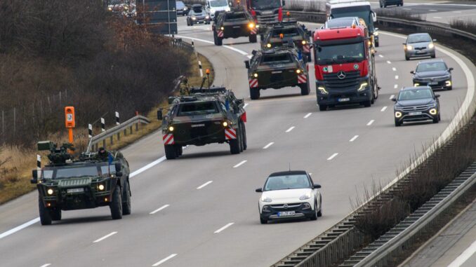 Bundeswehrfahrzeuge auf der Autobahn Bundeswehr-Konvois brauchen für viele Strecken im Norden künftig keine Erlaubnis mehr. (Symbolbild)