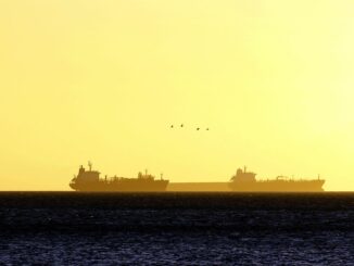 Eine Gruppe Öltanker liegt auf dem Meer. (Symbolbild)