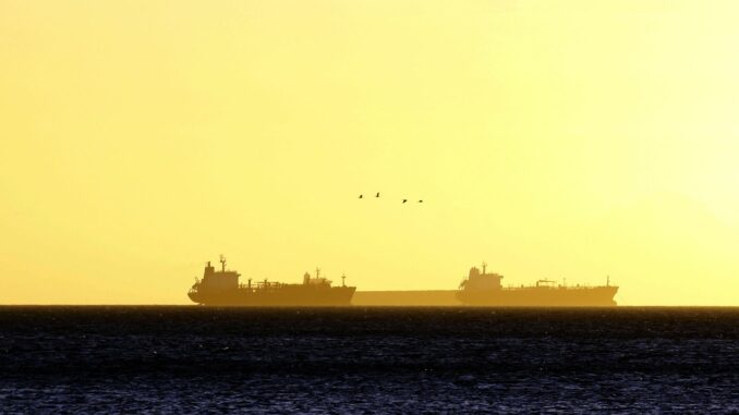 Öltanker Eine Gruppe Öltanker liegt auf dem Meer. (Symbolbild)