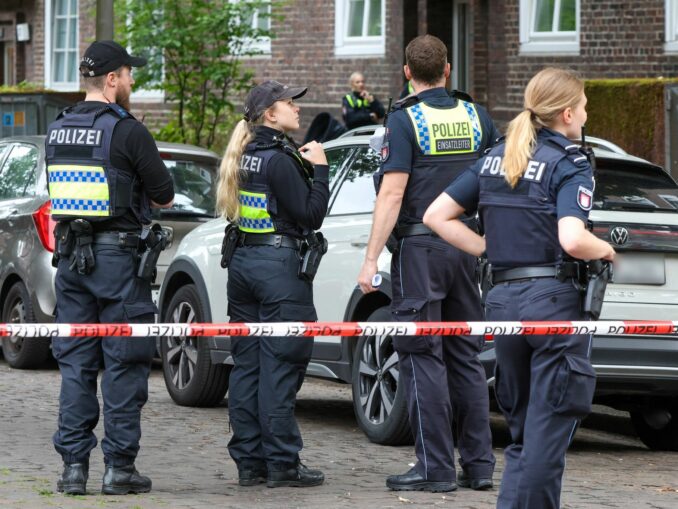 Wegen eines Notfalls war die Polizei am Dienstagabend in Hamburg im Einsatz. (Symbolbild)