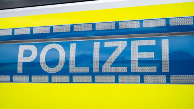 Illustration - Polizeiwagen Nach einem schweren Unfall in Rendsburg ermittelt die Polizei gegen den Unfallverursacher (Symbolfoto).
