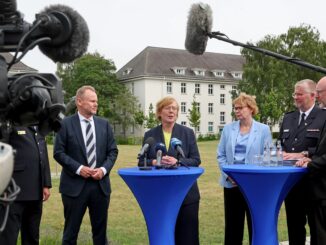 Die Nord-Innenministerrunde tagte in Rostock (von links nach rechts): Andy Grote (SPD), Sabine Sütterlin-Waack (CDU), Daniela Behrens (SPD), Jörg Nero vom Landesfeuerwehrverband Schleswig-Holstein und Christian Pegel (SPD).