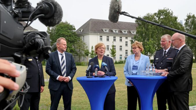 Nord-Innenministerkonferenz Die Nord-Innenministerrunde tagte in Rostock (von links nach rechts): Andy Grote (SPD), Sabine Sütterlin-Waack (CDU), Daniela Behrens (SPD), Jörg Nero vom Landesfeuerwehrverband Schleswig-Holstein und Christian Pegel (SPD).