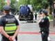 Polizeibeamte sichern und untersuchen die Unfallstelle nach einem tödlichen Fahrradunfall.