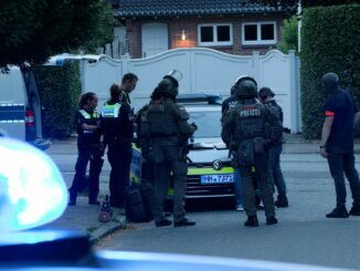 Polizisten nehmen einen Verdächtigen fest und stellen Beweise sicher.