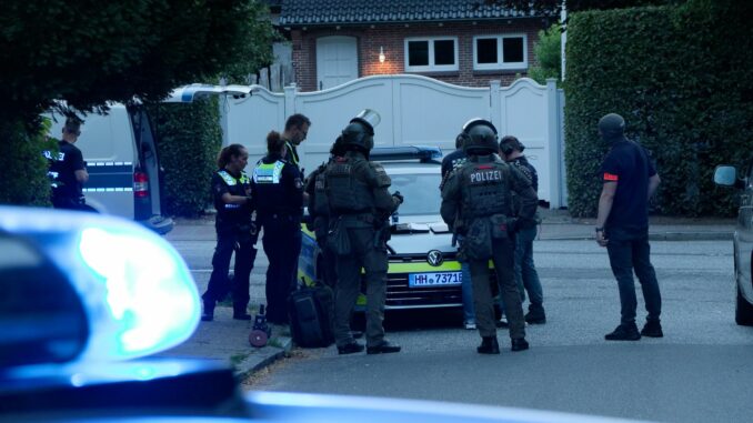 Tankstelle in Hamburg überfallen Polizisten nehmen einen Verdächtigen fest und stellen Beweise sicher.