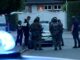 Polizisten nehmen einen Verdächtigen fest und stellen Beweise sicher.