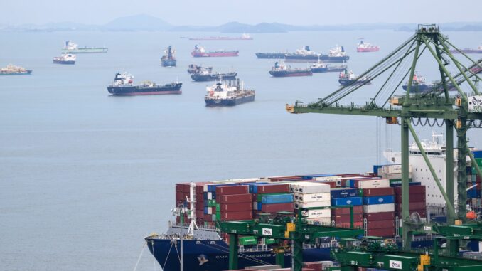 Containerhafen Vor Singapur warten Handelsschiffe. (Archivbild)