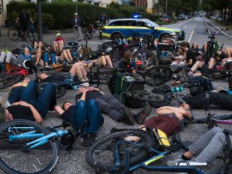 Rund 200 Menschen gedenken der getöteten Radfahrerin.