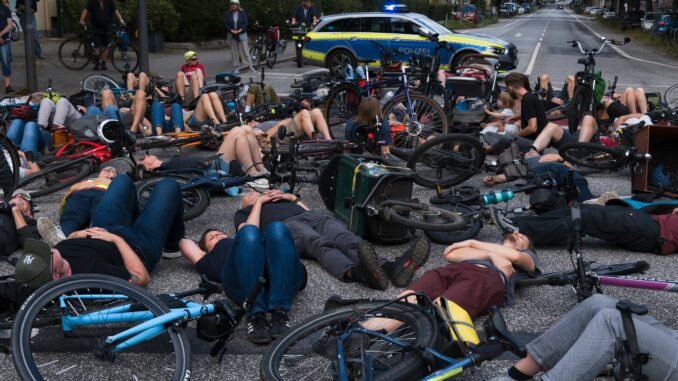 Mahnwache des ADFC für die tödlich verunglückte Radfahrerin Rund 200 Menschen gedenken der getöteten Radfahrerin.