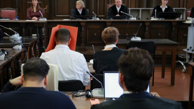 Urteil im Mordprozess wegen illegalen Autorennens Sieben beziehungsweise siebeneinhalb Jahre Gefängnis erhalten die beiden in Hamburg verurteilten Raser, die das Leben eines Kindes auf dem Gewissen haben.