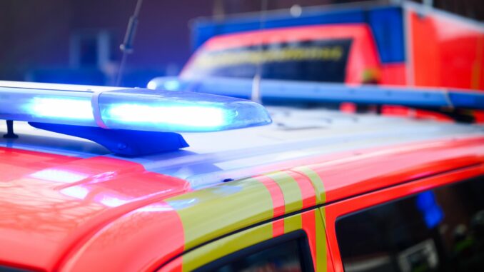 Notarzt und Rettungswagen Ein vierjähriges Kind ist in Pinneberg durch ein umfallendes Metalltor erschlagen worden. (Symbolbild)