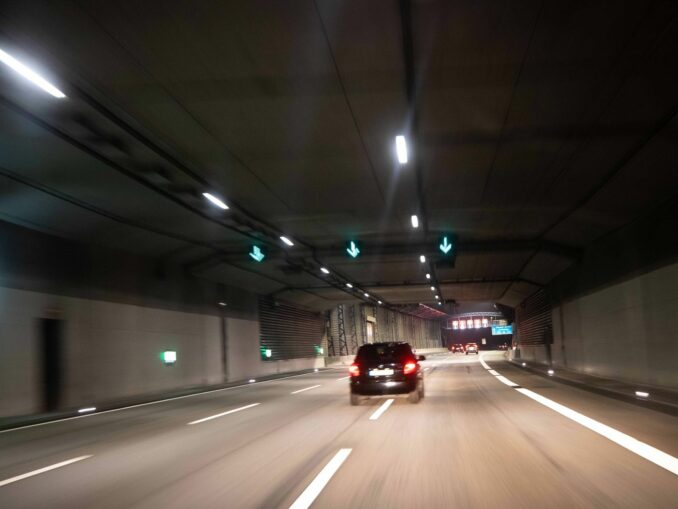 Im A7-Autobahntunnel in Hamburg-Schnelsen wird die Steuerungstechnik ausgetauscht. (Archivbild)