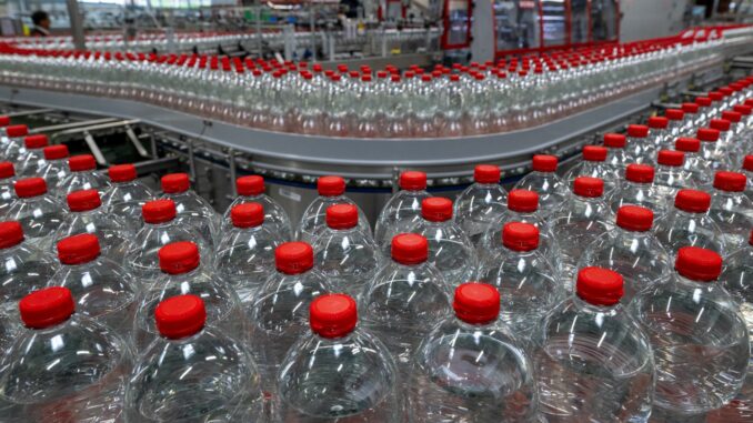 Mineralwasserproduktion Das Unternehmen Roxane GmbH aus Jessen hat mehrere Mineralwasser wegen Verunreinigung zurückgerufen. (Archivbild)