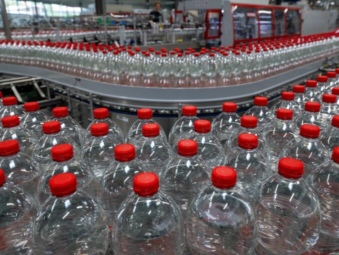 Das Unternehmen Roxane GmbH aus Jessen hat mehrere Mineralwasser wegen Verunreinigung zurückgerufen. (Archivbild)