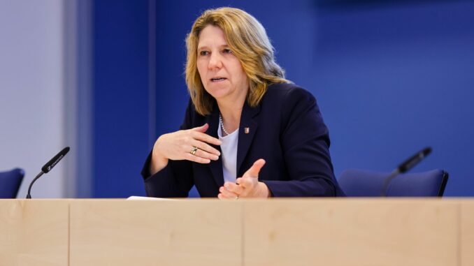 Justizministerin Kerstin von der Decken Mit einem Kompetenzzentrum will Justizministerin Kerstin von der Decken (CDU) die Verfügbarkeit von Justizgutachten verbessern. (Archivbild)